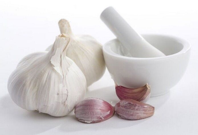 Knoblauch ist ein beliebtes Mittel gegen Würmer bei Erwachsenen